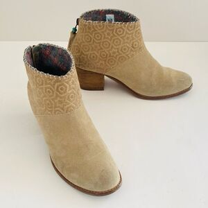 TOMS Leila Tan Suede Ankle Boots Embossed Aztec Tassels Turquoise Boho sz 8.5